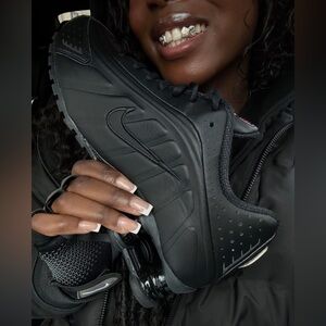 Nike Shox R4 💅🔥 Black Lifestyle Sneakers AR3565-004 Women’s Shoes Size 7.5 NEW
